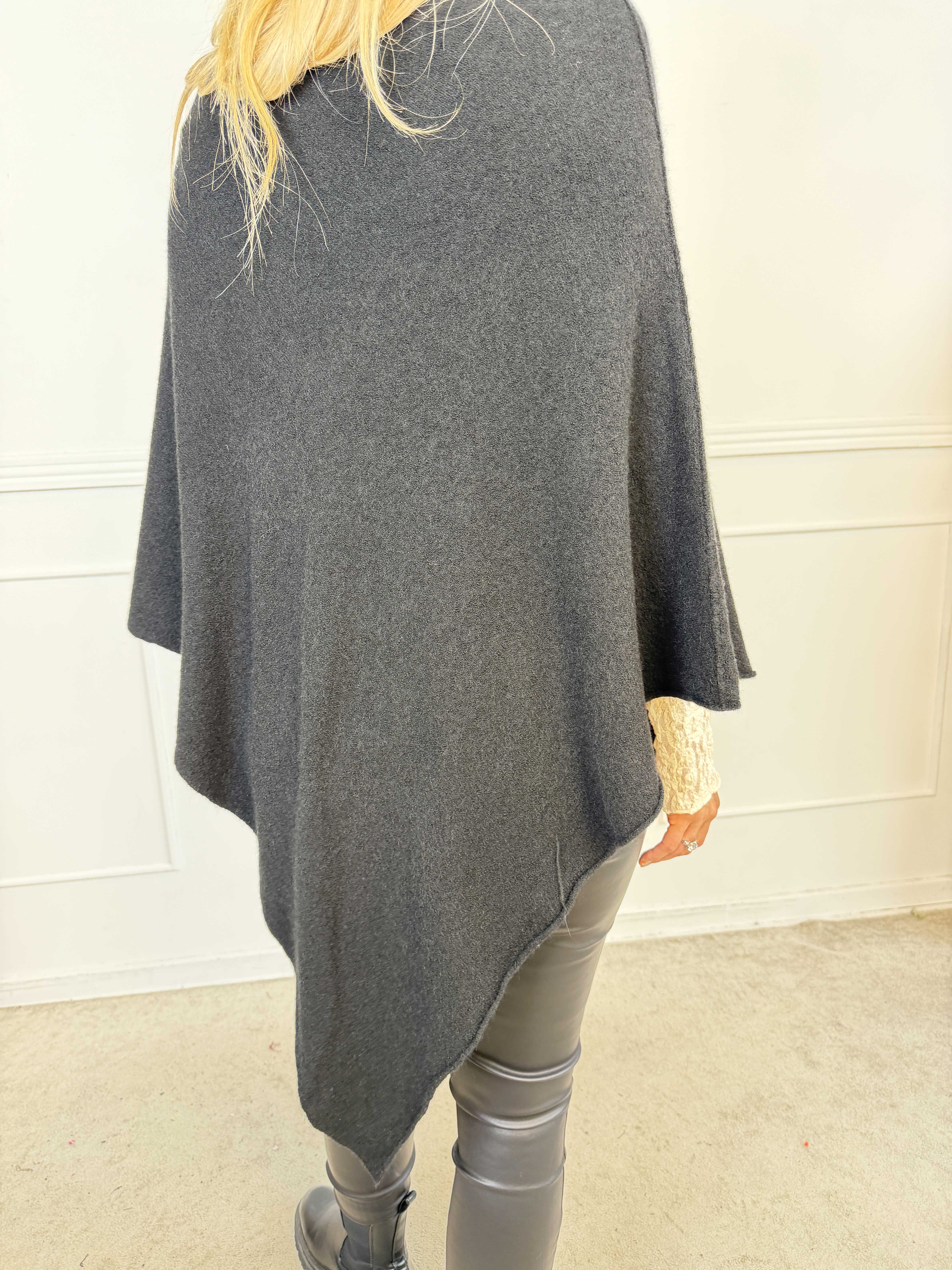 Duff - Söt och elegant poncho i en enkel, enfärgad design och snygg trekantsform